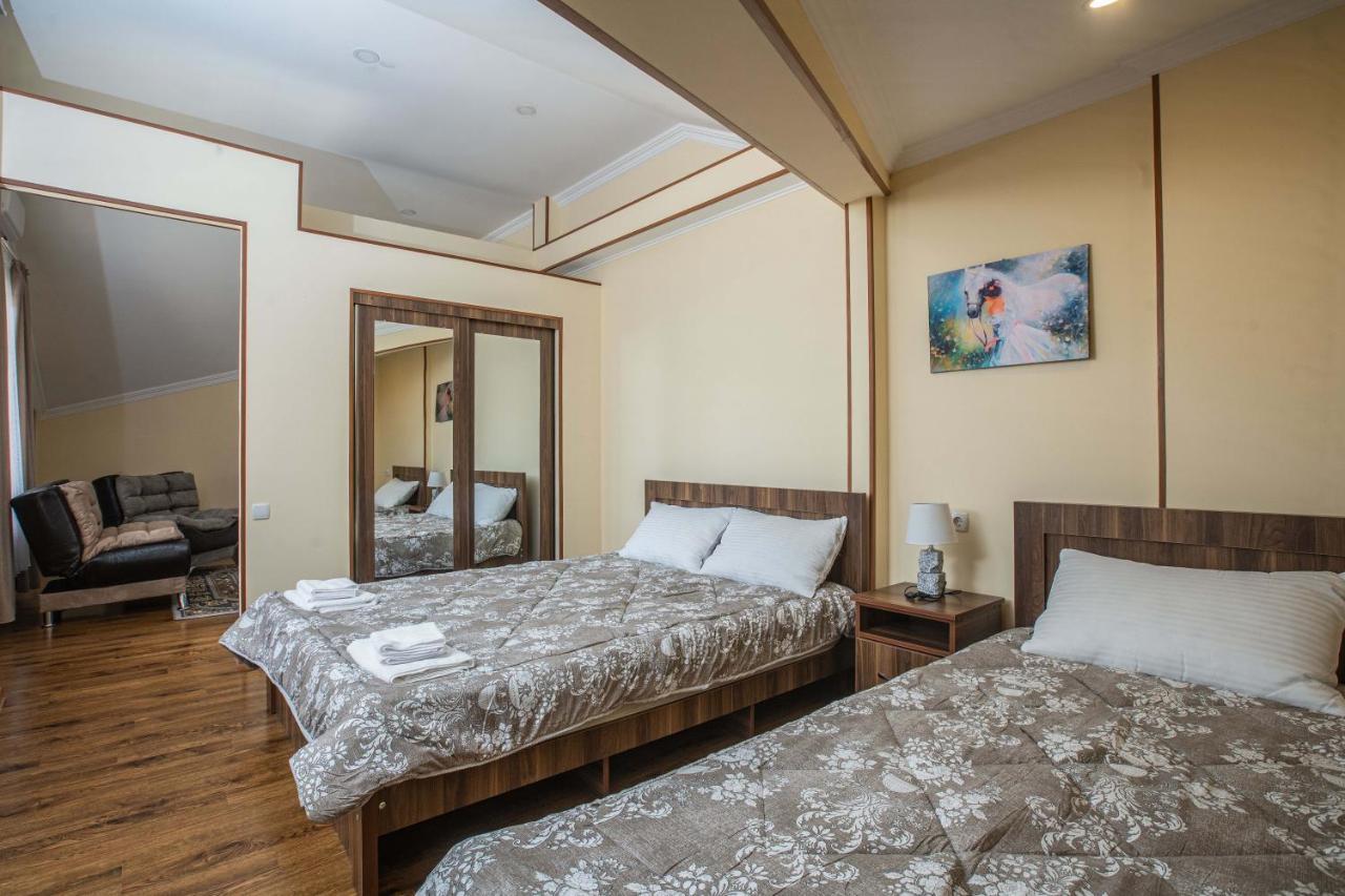 Telav Holl Hotel Telavi Ngoại thất bức ảnh