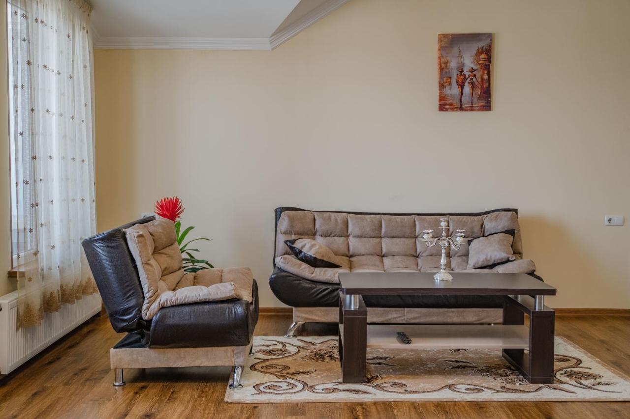 Telav Holl Hotel Telavi Ngoại thất bức ảnh