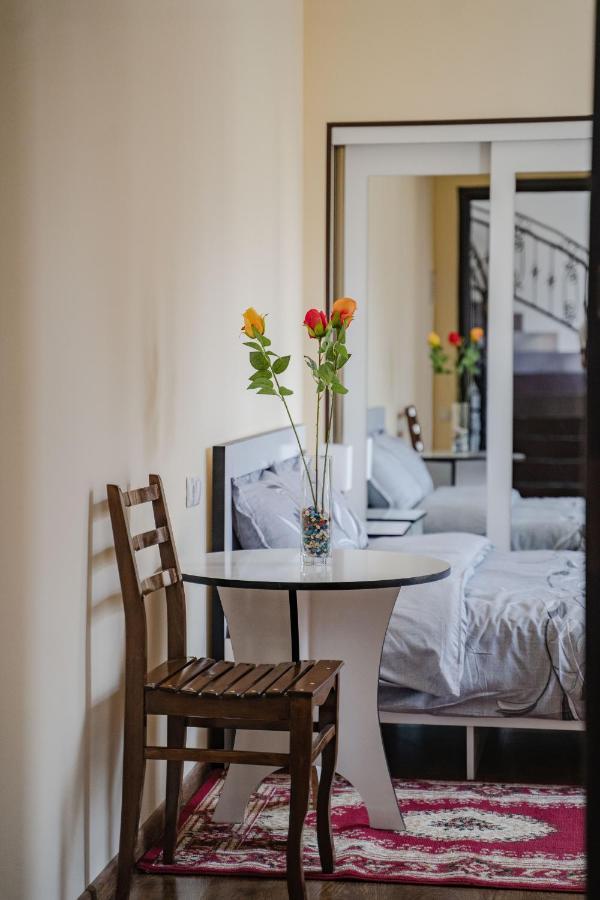 Telav Holl Hotel Telavi Ngoại thất bức ảnh