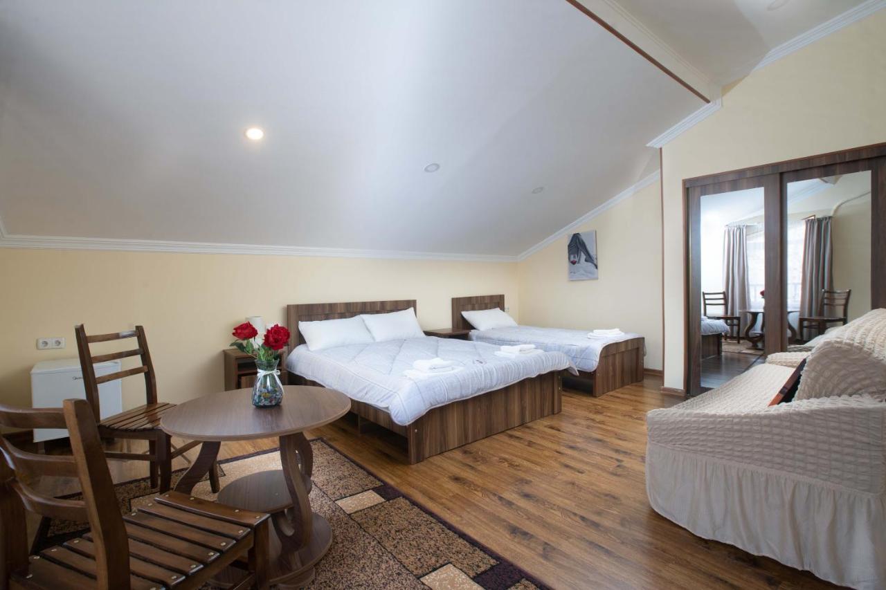 Telav Holl Hotel Telavi Ngoại thất bức ảnh