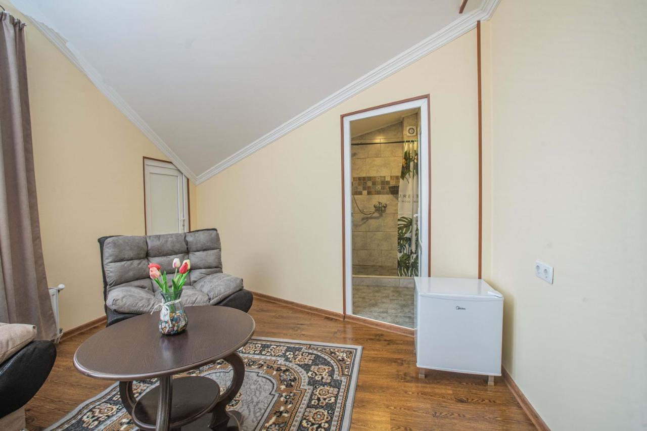 Telav Holl Hotel Telavi Ngoại thất bức ảnh