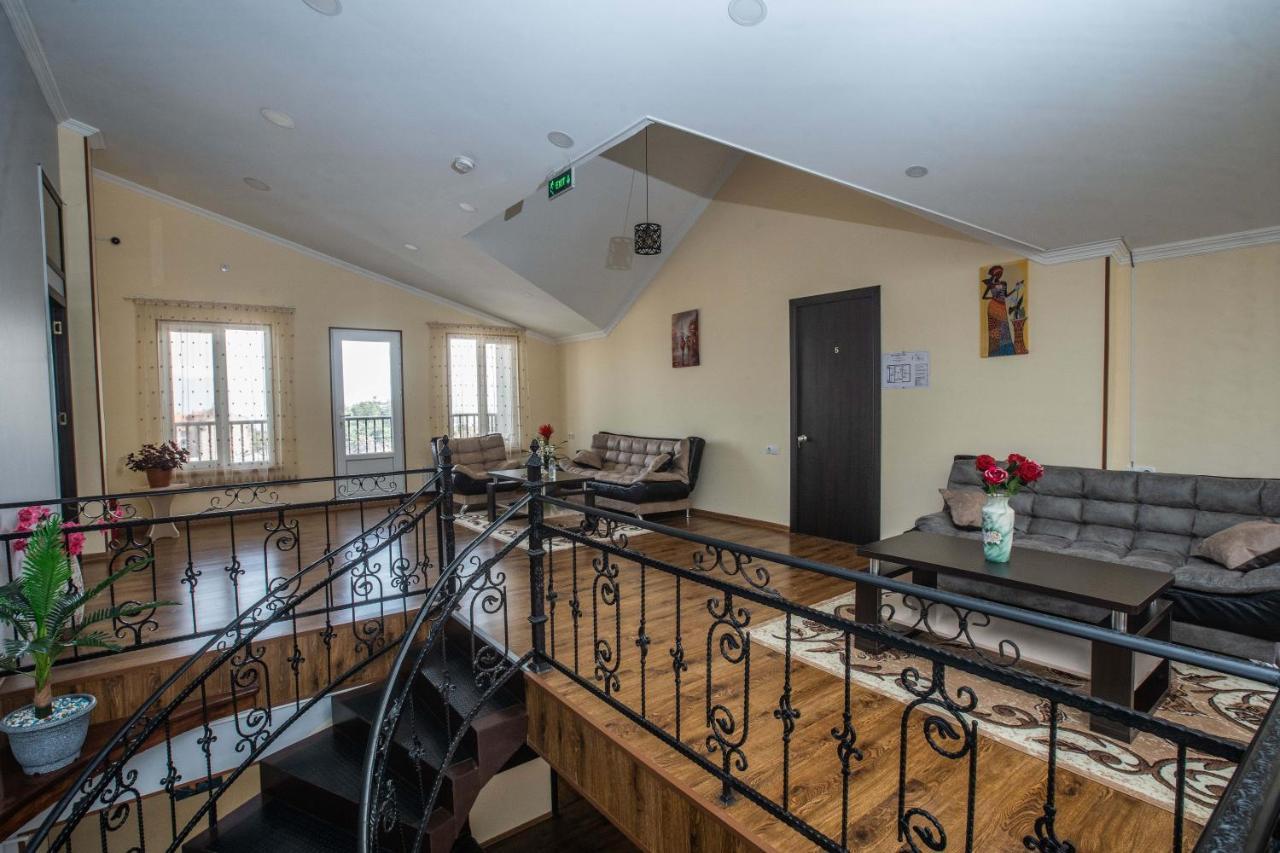 Telav Holl Hotel Telavi Ngoại thất bức ảnh