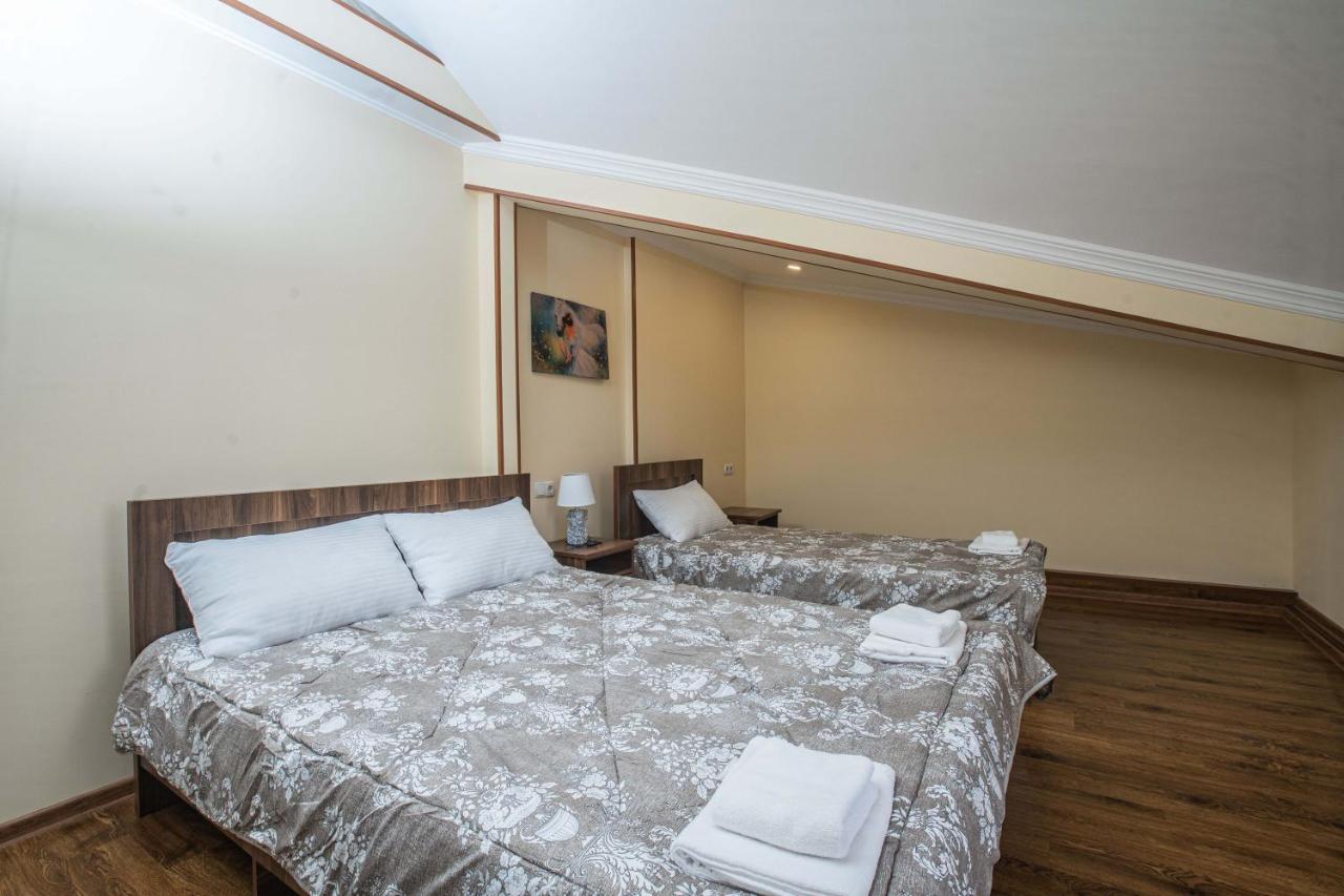 Telav Holl Hotel Telavi Ngoại thất bức ảnh