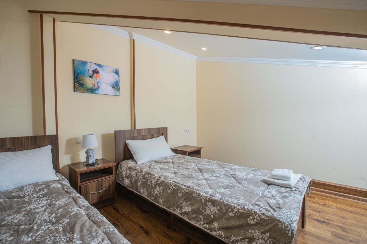 Telav Holl Hotel Telavi Ngoại thất bức ảnh