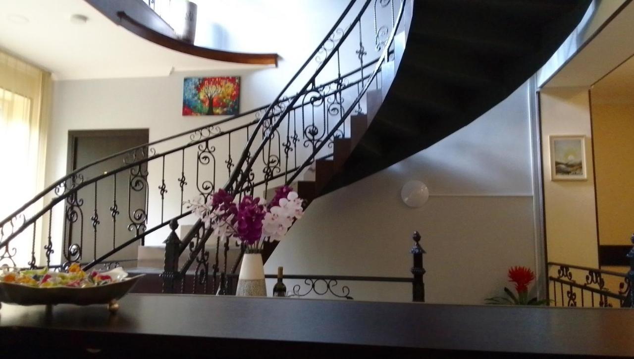 Telav Holl Hotel Telavi Ngoại thất bức ảnh