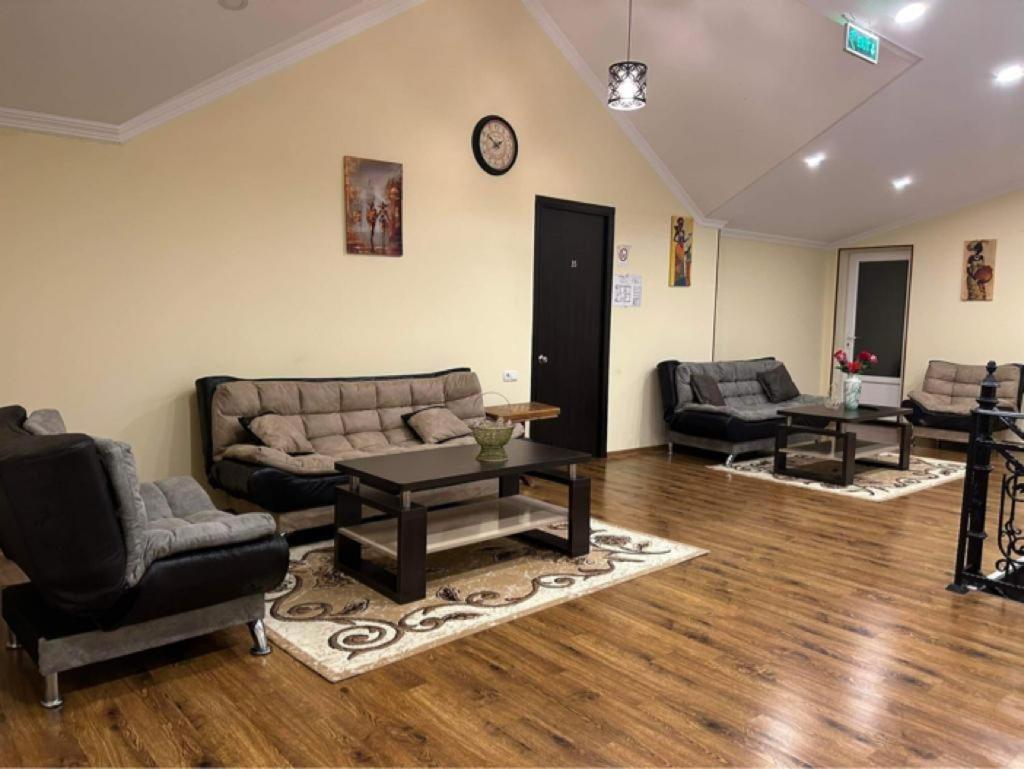 Telav Holl Hotel Telavi Ngoại thất bức ảnh