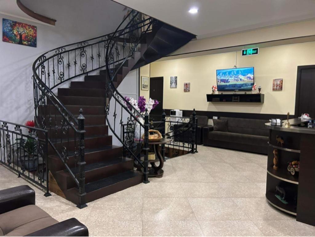 Telav Holl Hotel Telavi Ngoại thất bức ảnh