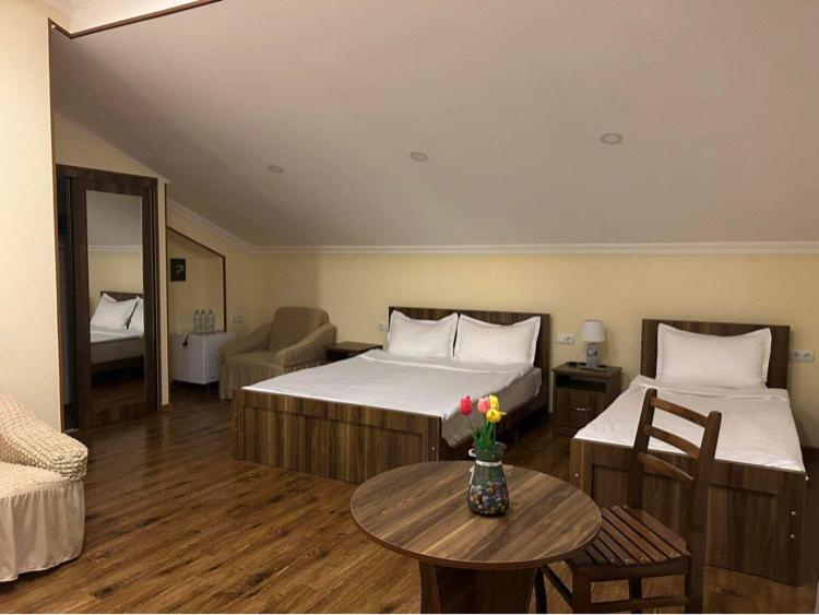 Telav Holl Hotel Telavi Ngoại thất bức ảnh